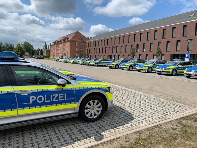 IM-MV: Innenminister Lorenz Caffier übergibt 38 neue Streifenwagen an die Landespolizei M-V