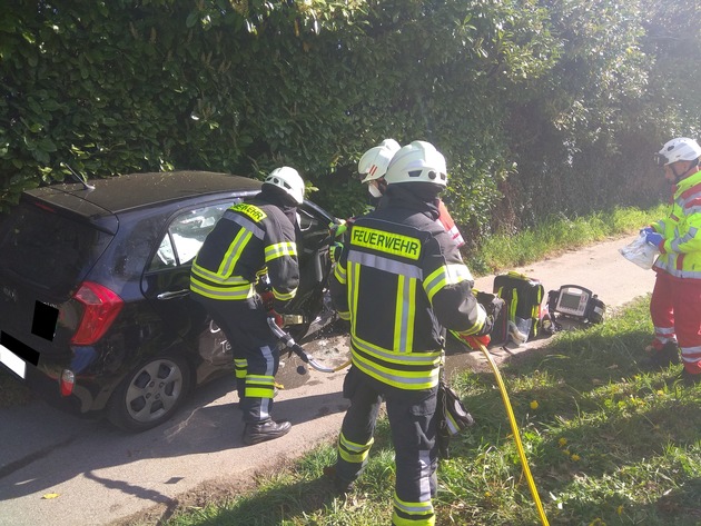 FW-KLE: Verkehrsunfall mit vier Verletzten - Rettungshubschrauber im Einsatz