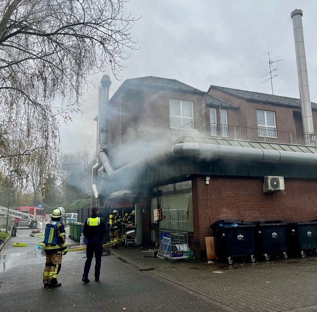 FW-E: Brand in Lüftungsanlage eines Restaurants - Lokal stark verraucht