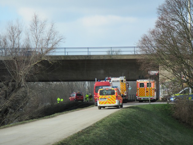 FW-BN: Person auf dem Rhein in Not - 2 Personen unterkühlt gerettet.