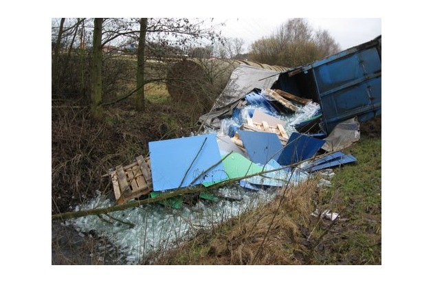 POL-WL: Winsen - Lkw von Fahrbahn abgekommen ++ Seevetal/Maschen - Pkw aufgebrochen ++ Neu Wulmstorf - Navi geklaut ++ und weitere Meldungen