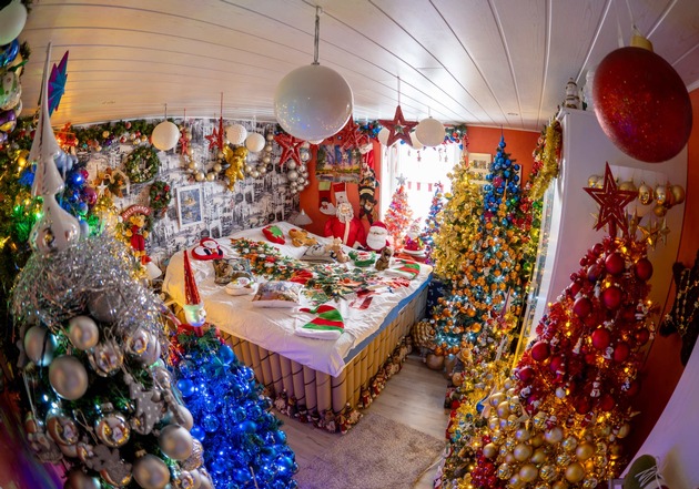 RID-Weltrekord zur Vorweihnachtszeit: Familie Jeromin platziert in ihrem Haus in Rinteln die weltweit »meisten geschmückten Weihnachtsbäume an einem Ort« (555 Stück)