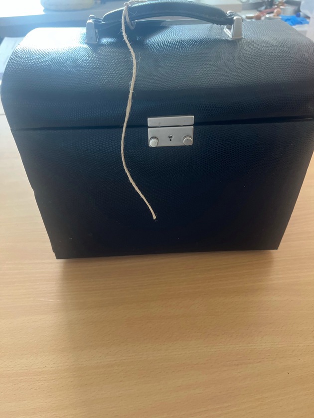POL-NE: Neusser findet Schmuck unter Parkbank