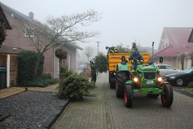 FW Gangelt: Abholung der Weihnachtsbäume durch die Feuerwehr