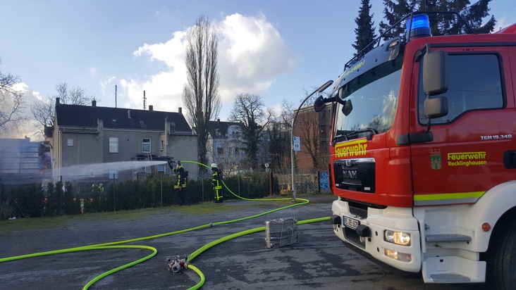 FW-RE: Ausgebaute Gartenlaube brennt in voller Ausdehnung