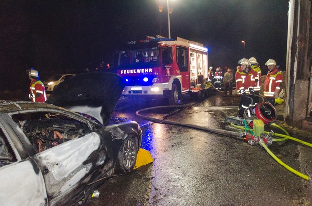 FW-CW: Fahrzeugbrand schlägt auf Gebäude über