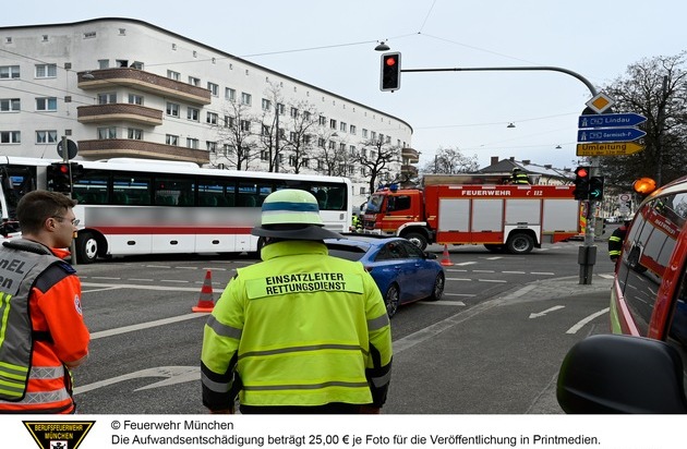 FW-M: Schwerer Verkehrsunfall zwischen Straßenbahn und Bus (Neuhausen-Nymphenburg)