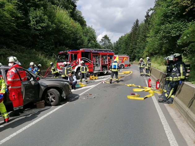 FW Horn-Bad Meinberg: Schwerer Verkehrsunfall auf Bundesstraße - Frontalzusammenstoß zwischen PKW und LKW mit schwerverletzter Person