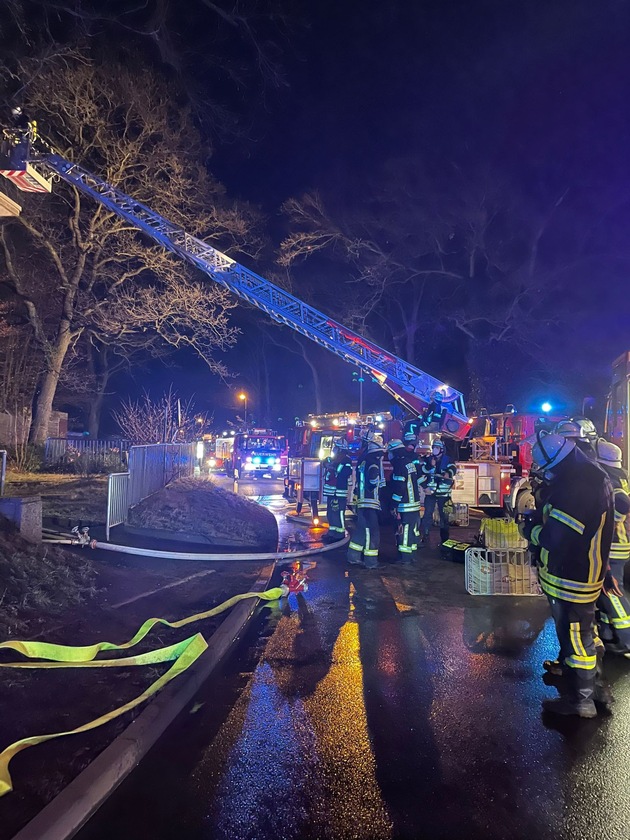 FW-Schermbeck: Zimmerbrand in voller Ausdehnung