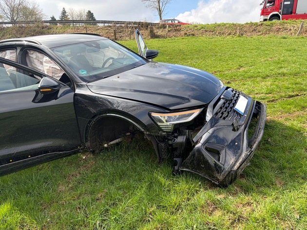 FW Hennef: Verkehrsunfall in Hennef-Westerhausen - Zwei Leichtverletzte