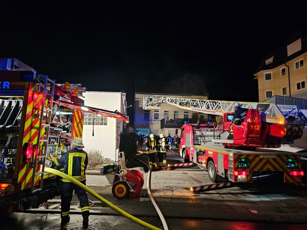 FW Königswinter: Wohnungsbrand in Königswinter Altstadt - Feuerwehr rettet zwei Menschen, eine Person wird tot geborgen