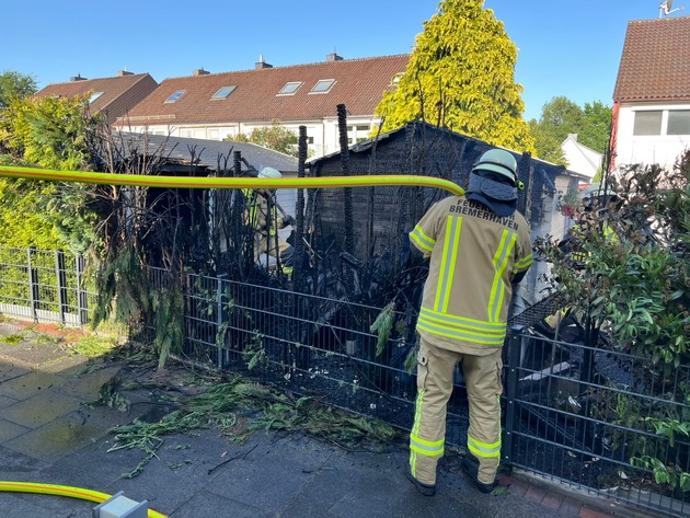 FW Bremerhaven: Heckenbrand breitet sich auf Gartenhäuser aus
