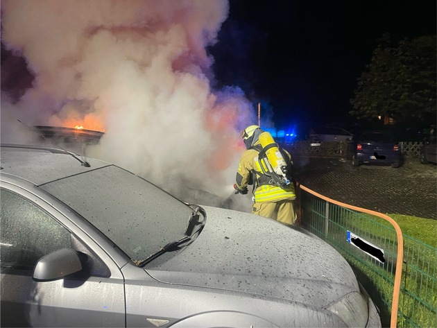FW Lage: Feuer 1 / PKW Brand innerorts - 25.05.2025 - 01:02 Uhr