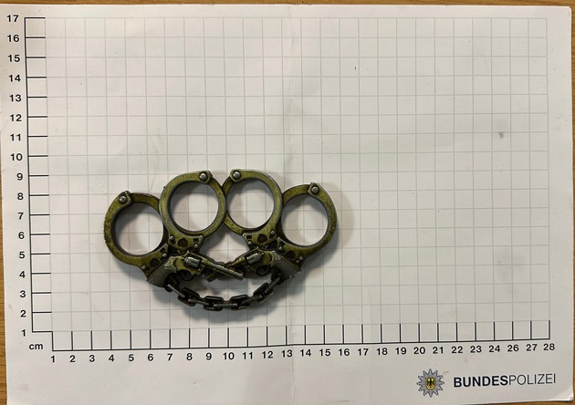 BPOL NRW: Kontrollen in Essen: Bundespolizisten finden Schlagring und Softair-Waffe.