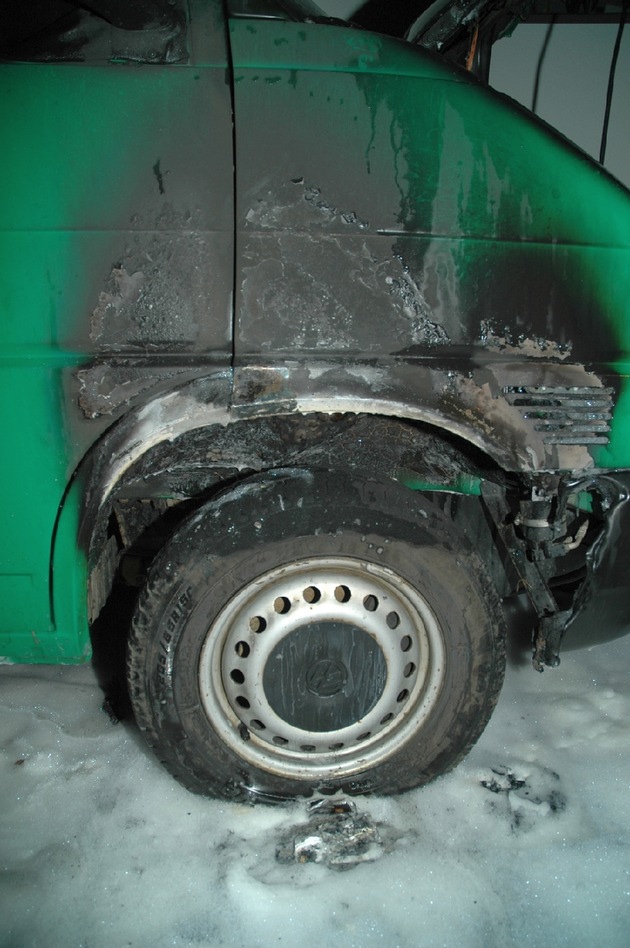 POL-GOE: (167/2008) Erneut Brandanschlag auf Polizeifahrzeug verübt - VW Bus der Bundespolizei beschädigt