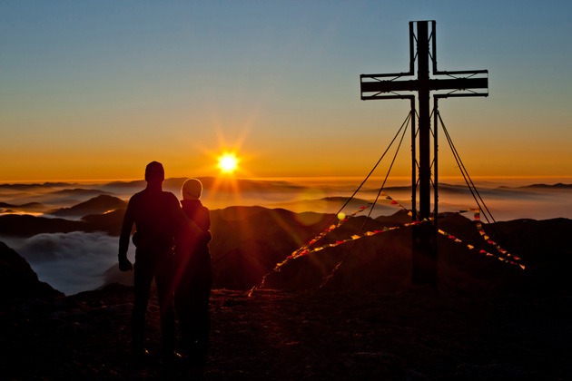 &quot;Über den Wolken, muss das Wandern wohl grenzenlos sein&quot;: Wanderurlaub am Bergsee im Seehotel Jägerwirt - BILD