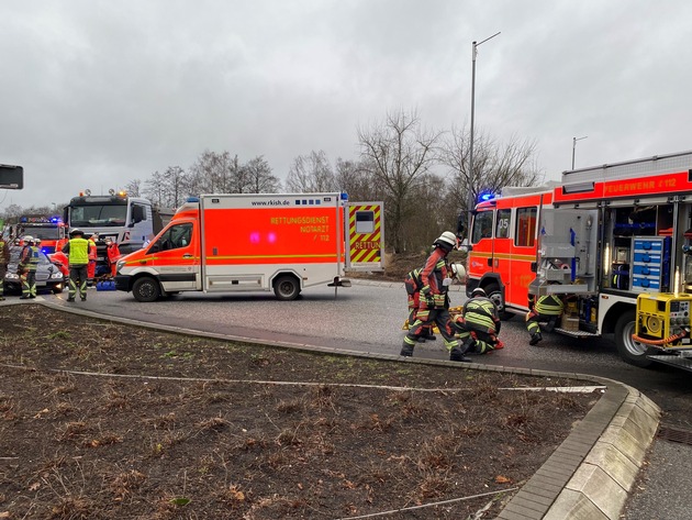 FW Norderstedt: Ochsenzoll-Kreisel: Verkehrsunfall zwischen LKW und PKW
