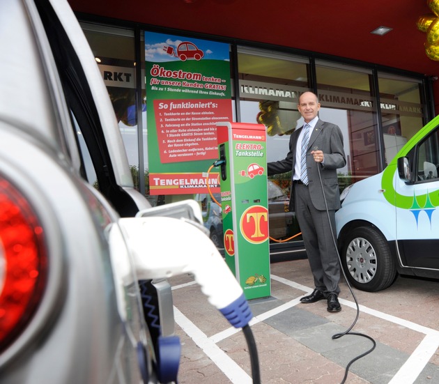 Einweihung der ersten Ökostrom-Tankstelle am Tengelmann Klimamarkt / Neuer Service an Deutschlands erstem CO2-freien Supermarkt in Mülheim an der Ruhr (mit Bild)