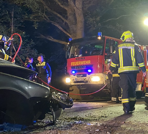 FW Lüchow-Dannenberg: +++ Erneut schwerer Verkehrsunfall in Lüchow-Dannenberg +++ PKW prallt gegen Baum, Fahrer wird schwerverletzt eingeklemmt +++