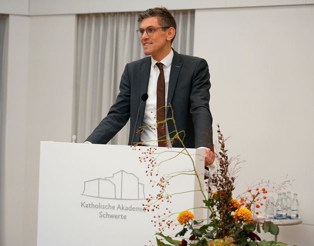 „Wir sind Kirche für die Menschen dieser Welt“ - Amtseinführung für  Dr. Michael Menke-Peitzmeyer als neuer Direktor der Katholischen Akademie Schwerte durch Erzbischof Dr. Udo Markus Bentz