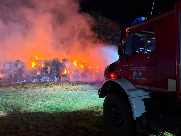 FW Osterholz-Scharm.: 10 Ortsfeuerwehren bekämpfen Brand von 500 Heuballen