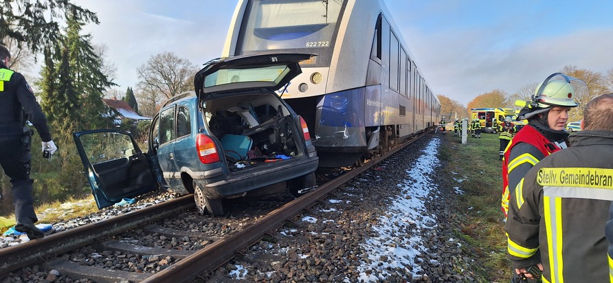 FW Lüchow-Dannenberg: +++Schwerer Verkehrsunfall bei Dannenberg +++ Zug erfasst PKW +++ PKW-Fahrer verstirbt an der Unfallstelle +++ Bahnstrecke gesperrt +++