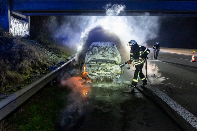 FW Porta Westfalica: 23.12.2025 - A2 Porta Westfalica: PKW in Vollbrand