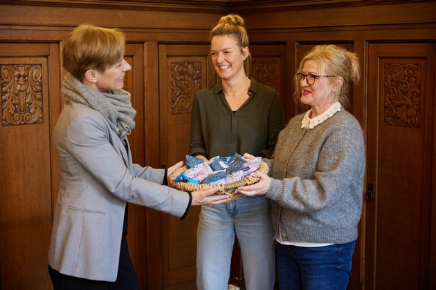 POL-H: Greifbare Entlastung bei Vernehmungen: Stiftung Opferhilfe Niedersachsen &uuml;bergibt 200 Stresskissen an Polizei Hannover