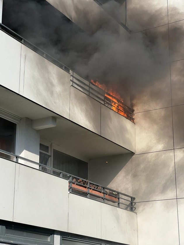 FW Ratingen: Balkonbrand im Hochhaus