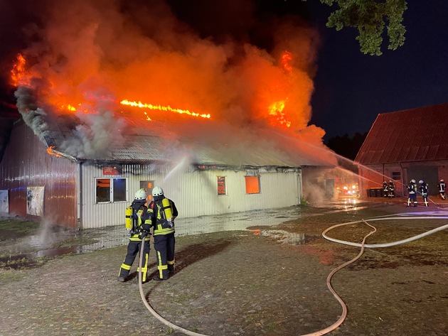 FW-ROW: Großfeuer vernichtet Scheune - Feuerwehren im Großeinsatz