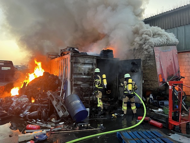 FW-E: Großbrand im Essener Stadthafen - Feuerwehr verhindert Übergreifen auf Lagerhalle