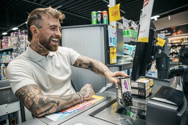 Fan-Moment bei Netto: Reality-Star Gigi Birofio kassiert in Köln