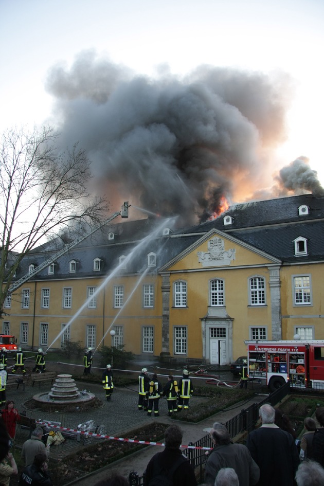 FW-E: Großbrand in Folkwang Hochschule, Dach des Ostflügels Raub der Flammen