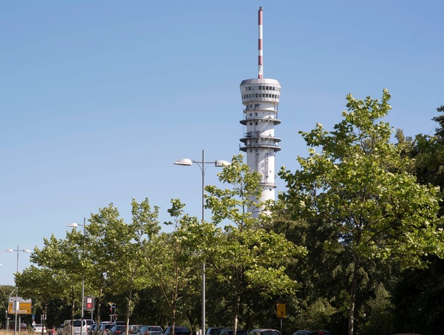 Arbeiten am Fernmeldeturm Schwerin: Turmspitze wird per Hubschrauber demontiert