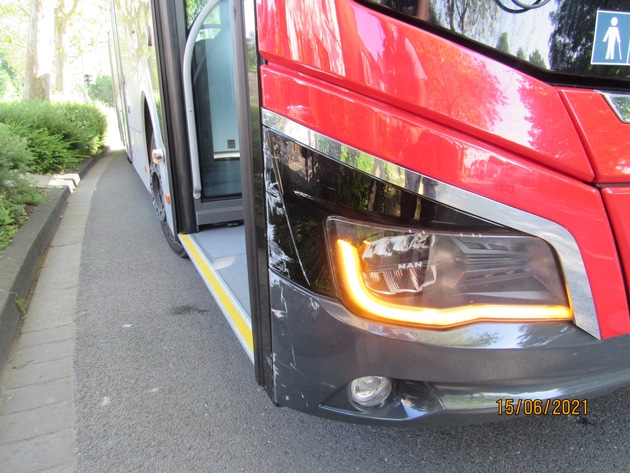 POL-ME: Unfall mit Linienbus: Drei Personen verletzt - Ratingen - 2106078