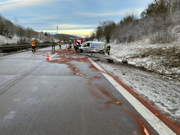 API-TH: Transporter überschlägt sich auf winterglatter Fahrbahn mehrfach