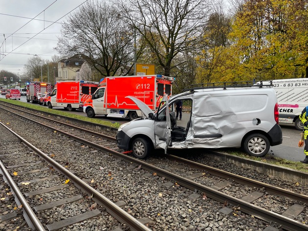 FW-BO: Verkehrsunfall zwischen PKW und Straßenbahn