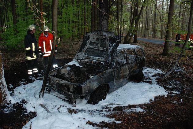 POL-NI: Gestohlene Fahrzeuge in Brand gesteckt -Bilder im Download -