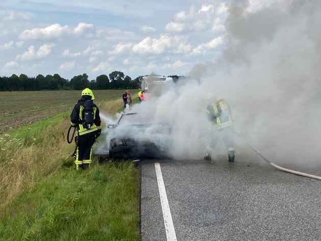 FW-RD: Fahrzeugbrand auf B77 bei Jevenstedt (Kreis Rendsburg-Eckernförde)