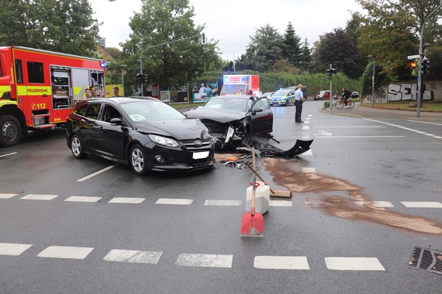POL-ME: Gegenverkehr übersehen - 3 Personen verletzt - Ratingen - 2009024