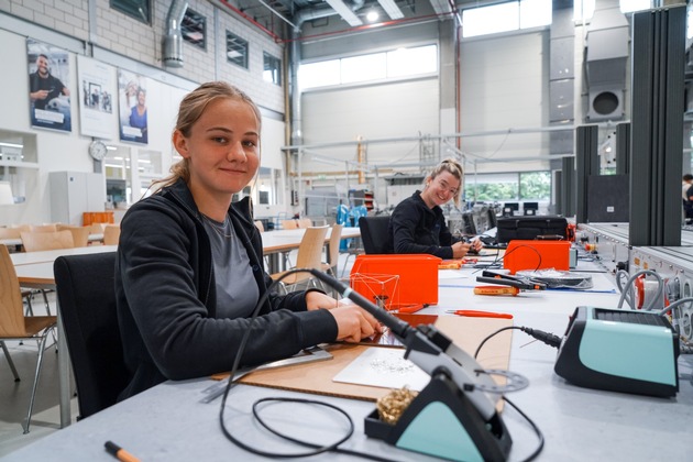 Start der neuen Auszubildenden und Studierenden bei OPTIMA