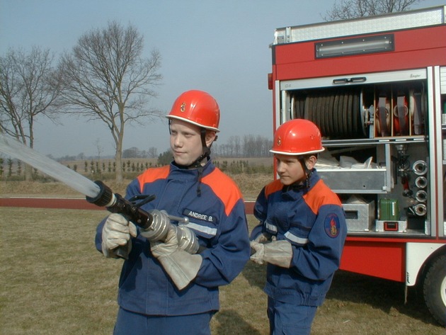 FW-LFVSH: Landesjugendfeuerwehrversammlung in Wacken, am 29. März 2003 - Plötner wiedergewählt - Kein Verständnis für Mittelkürzungen