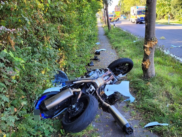 POL-STD: Hollern-Twielenfleth: Motorrad prallte in abbiegenden Pkw - Kradfahrer schwer verletzt