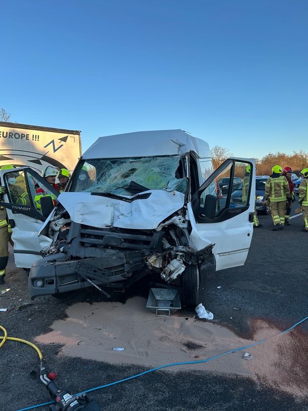 FW Ratingen: Auffahrunfall mit eingeschlossener Person auf der BAB 3