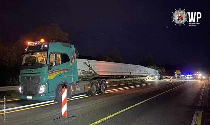 POL-PASTKL: Schwertransport blockiert Fahrbahn