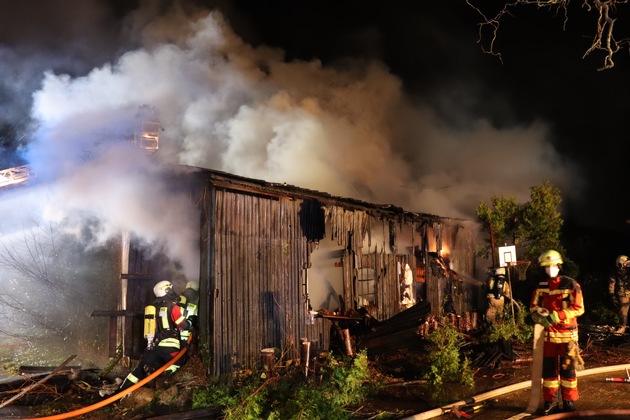 FW-SE: Schuppenbrand greift auf Einfamilienhaus über