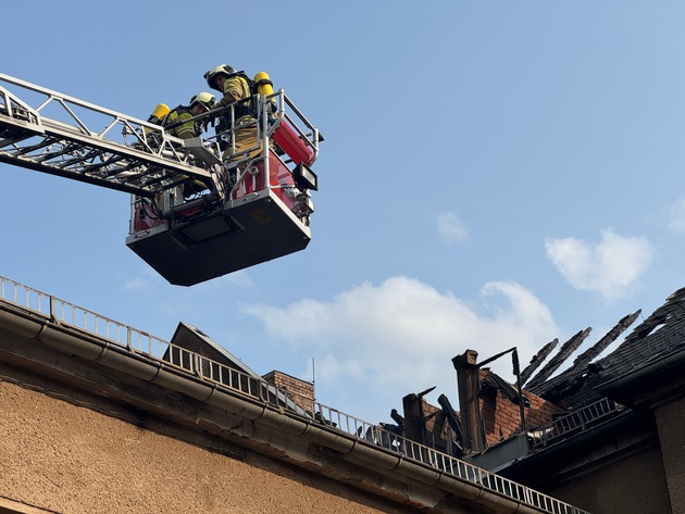 FW Dresden: Erneuter Rauchaustritt aus Brandruine der ehemaligen Staatsoperette - Feuerwehr im Einsatz