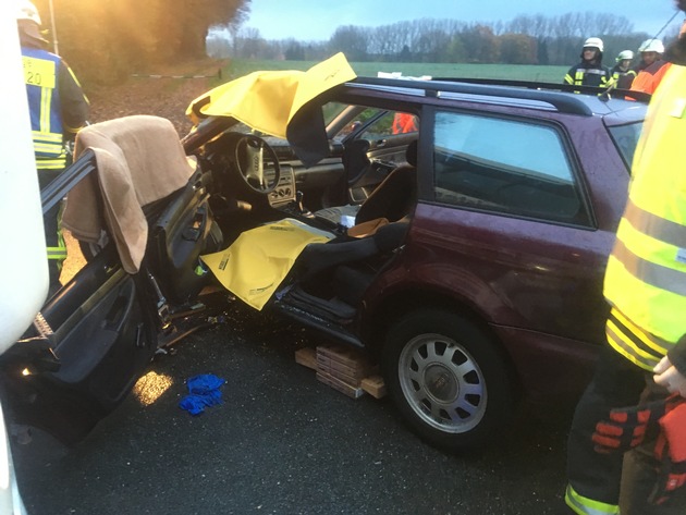 FW Lage: Verkehrsunfall mit eingeklemmter Person auf der Bielefelder Straße