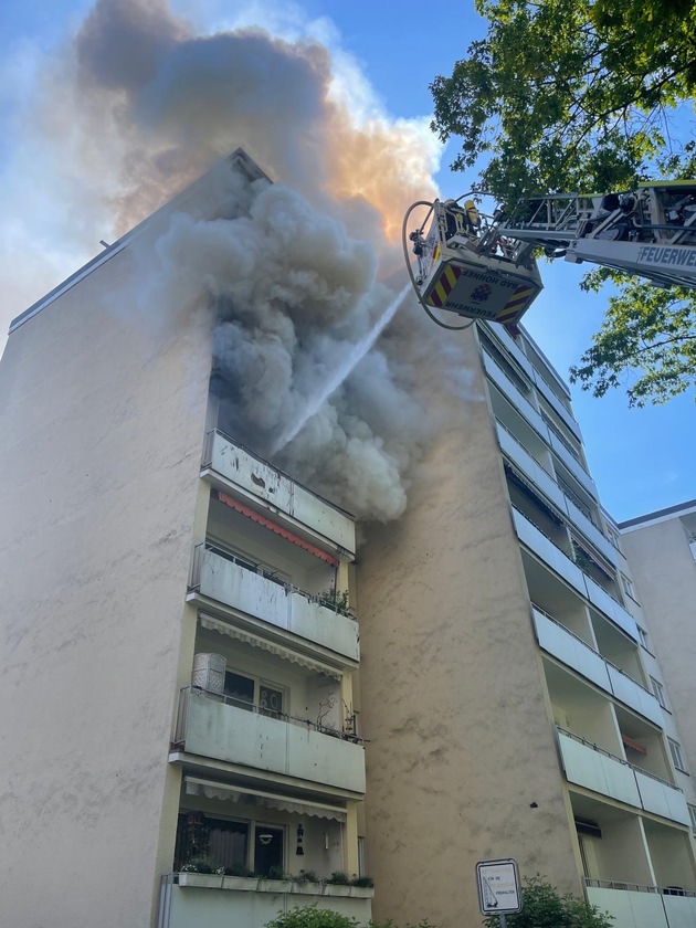 FW Bad Honnef: Massiver Balkon- und Zimmerbrand ruft 80 Einsatzkräfte auf den Plan