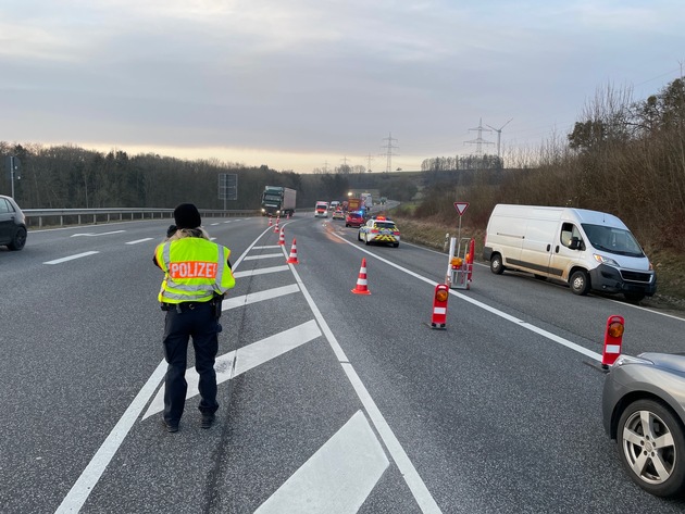 POL-PDTR: Vollsperrung nach Verkehrsunfall B 51, Neuhaus